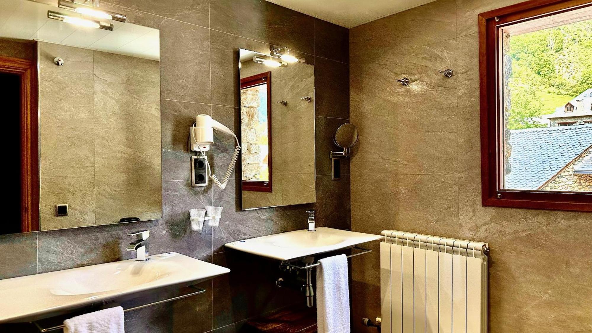 Hotel L'Auet Erillavall Ngoại thất bức ảnh